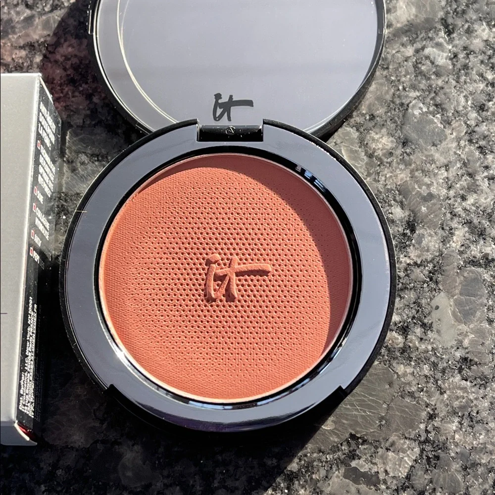 IT Cosmetics Bye Bye Pores Blush in JeNe Sais Quoi (Natural Pink) poreless